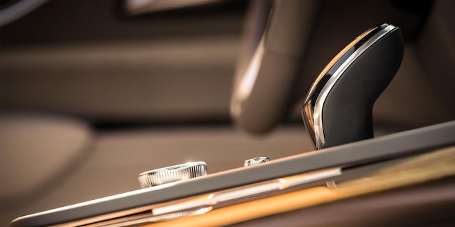 Levier de vitesse et commandes du Cadillac Escalade 2021.