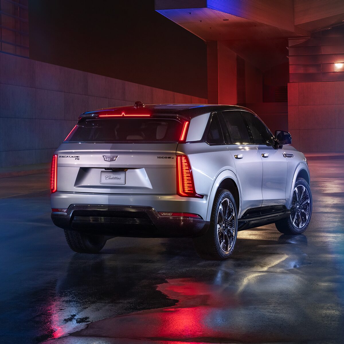 Vue latérale arrière du Cadillac Escalade IQ stationné dans une entrée.