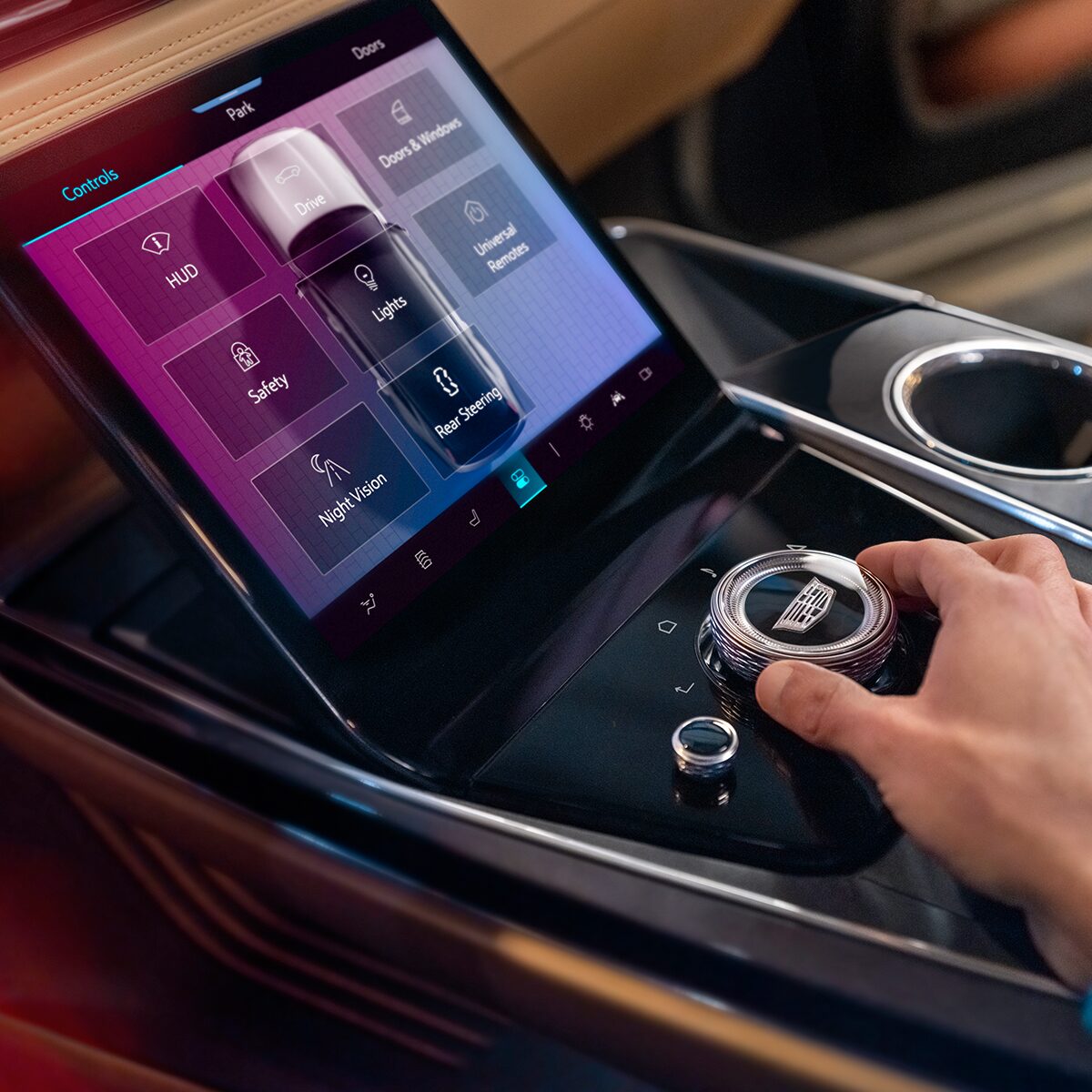 Une personne utilise le centralisateur informatique de bord au volant du Cadillac Escalade IQ.