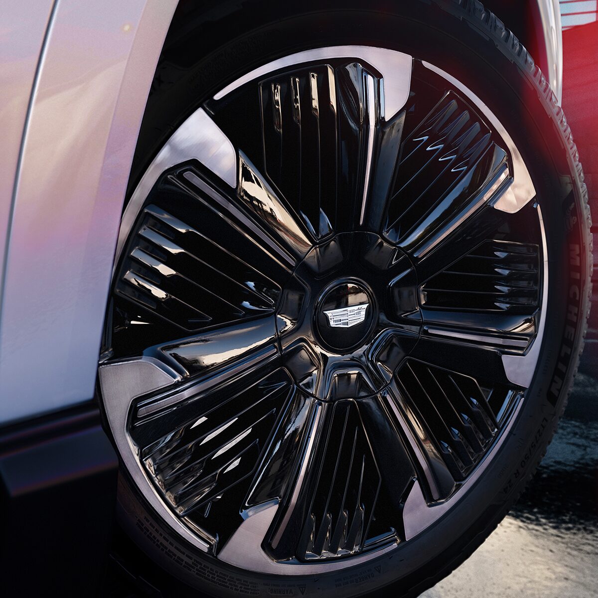 Vue rapprochée des grandes roues métalliques du Cadillac Escalade IQ.