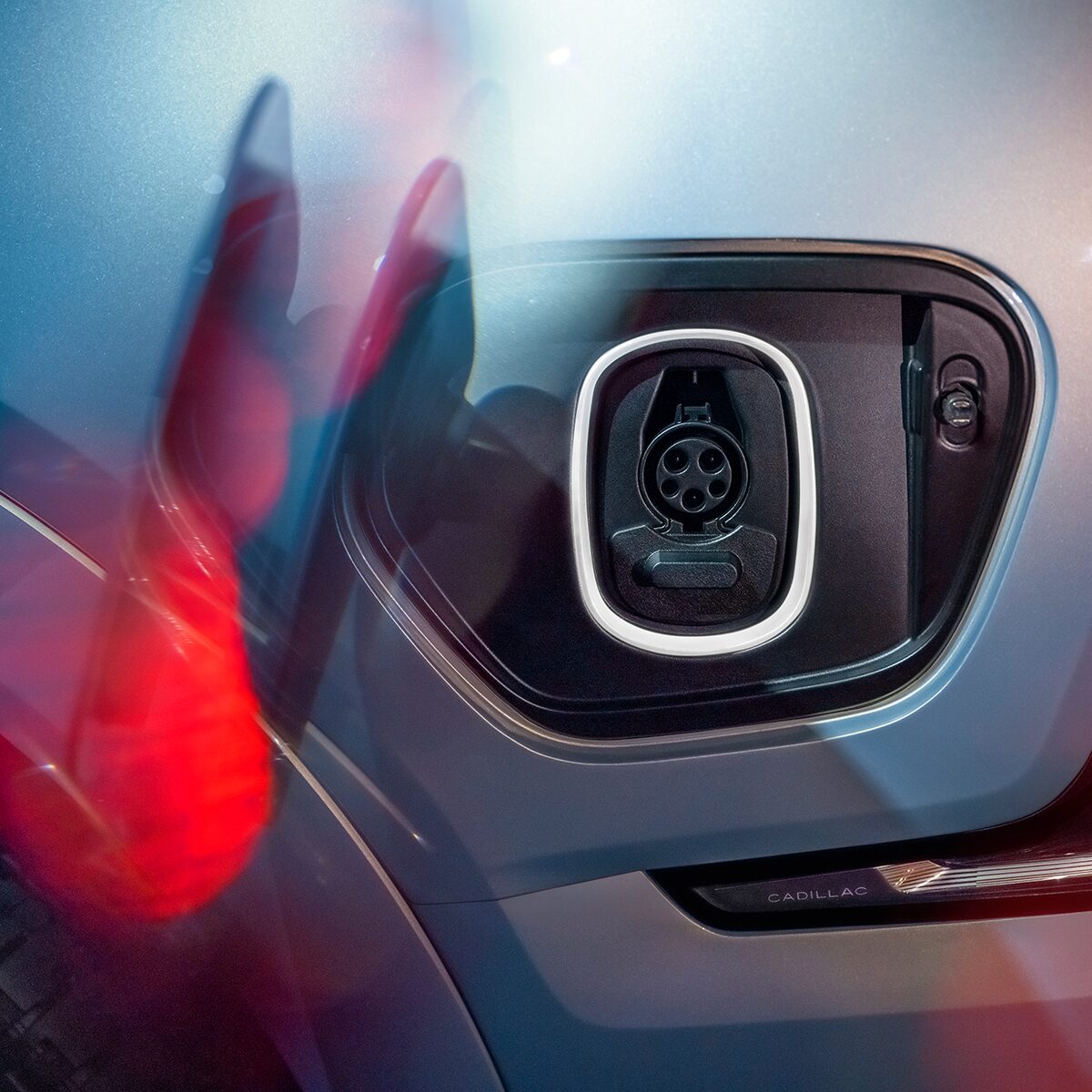 Le port de recharge du Cadillac Escalade IQ.
