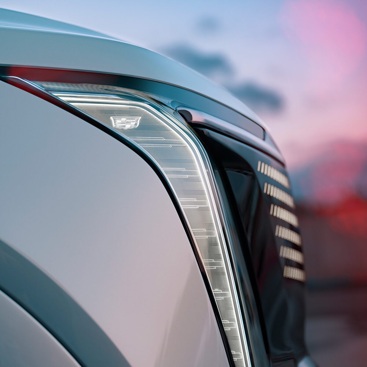 Vue rapprochée des phares du Cadillac Escalade IQ.