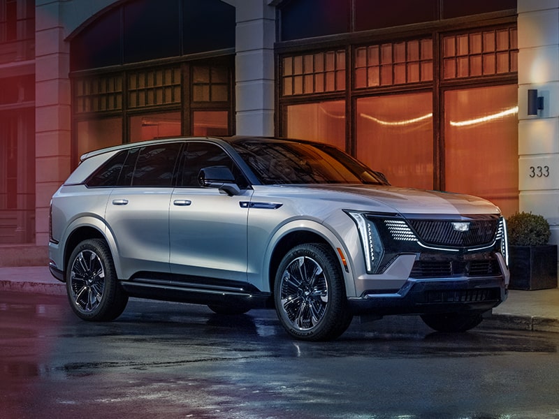 Le Cadillac Escalade IQ stationné dans la rue à côté d’un bâtiment.
