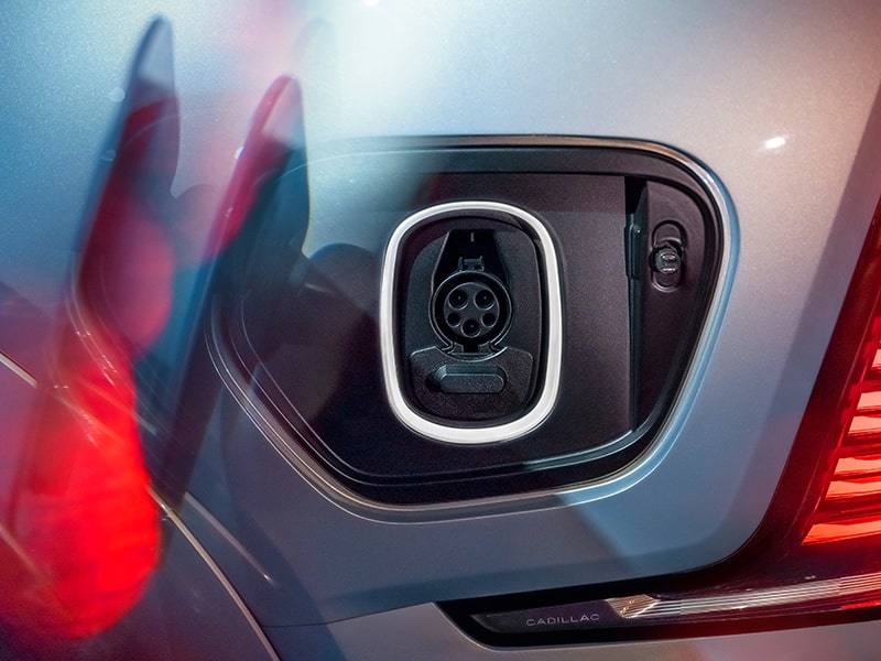 Vue rapprochée du port de recharge du Cadillac Escalade IQ.