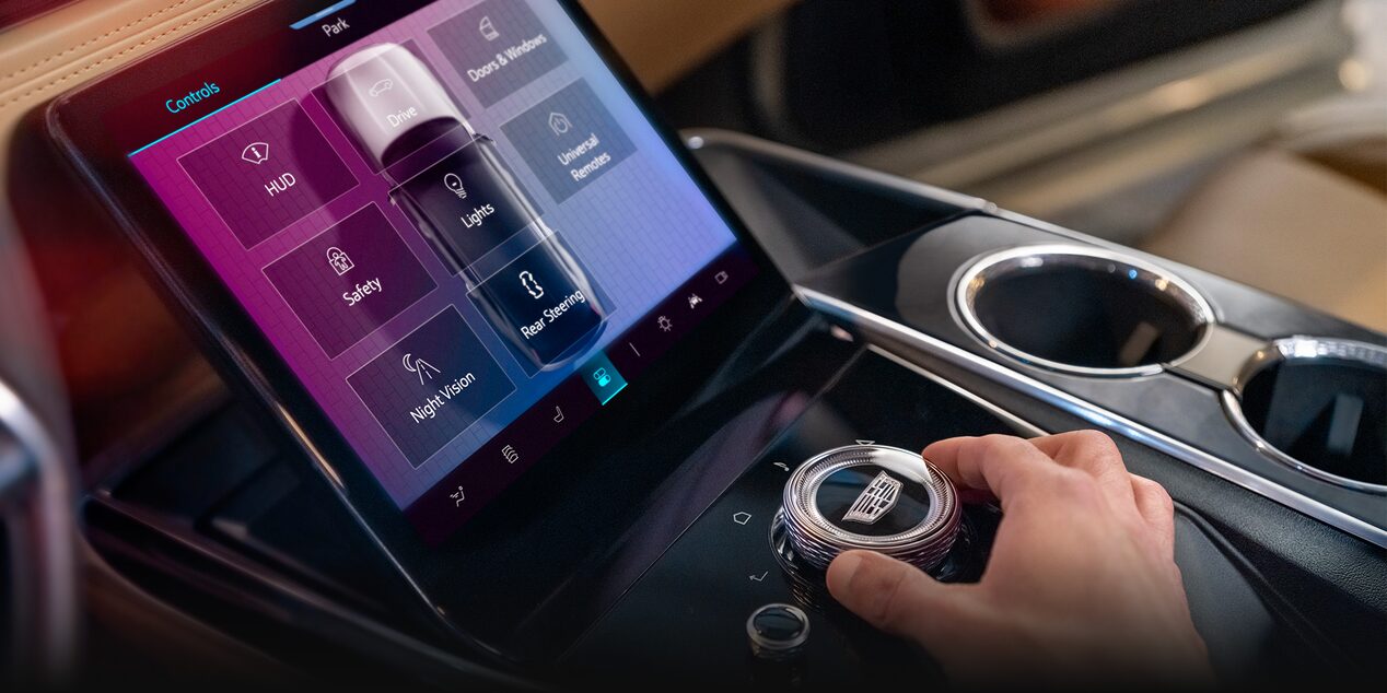 Une personne utilise le centralisateur informatique de bord au volant de l’Escalade IQ.