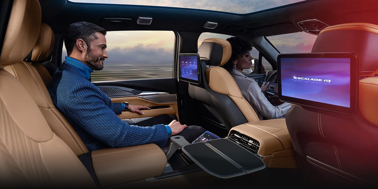 Une personne assise sur les sièges exécutifs à la deuxième rangée du Cadillac Escalade IQ.