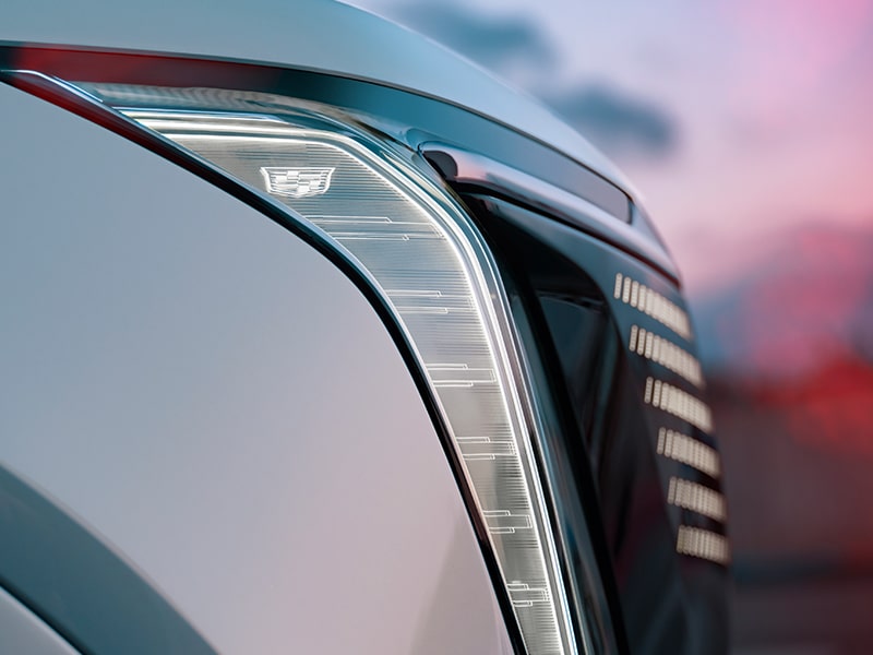 Vue rapprochée des phares du Cadillac Escalade IQ.