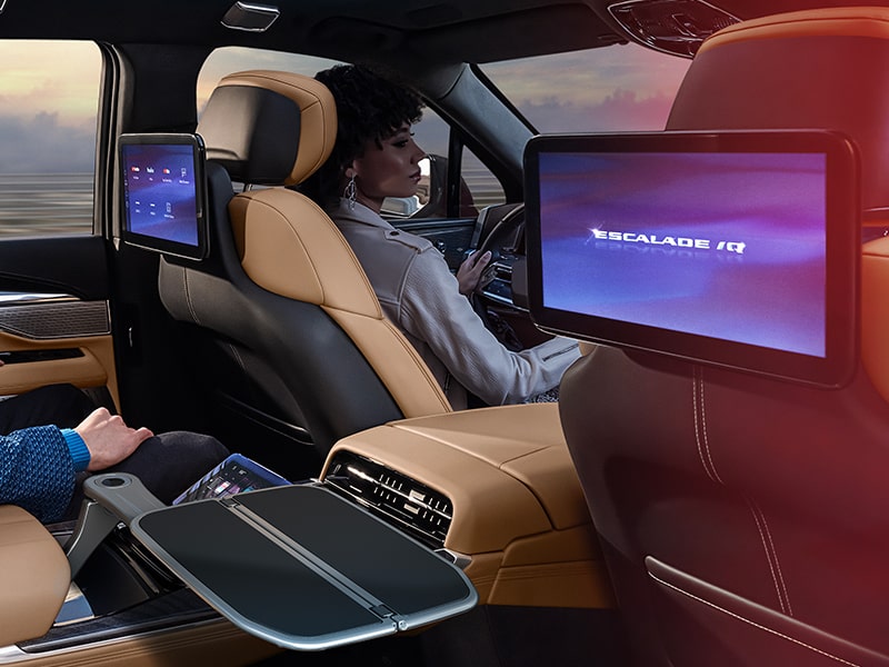Une personne assise confortablement dans le Cadillac Escalade IQ.