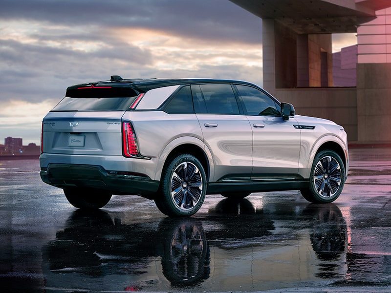 Vue latérale arrière du Cadillac Escalade IQ stationné dans la rue par un temps lugubre.