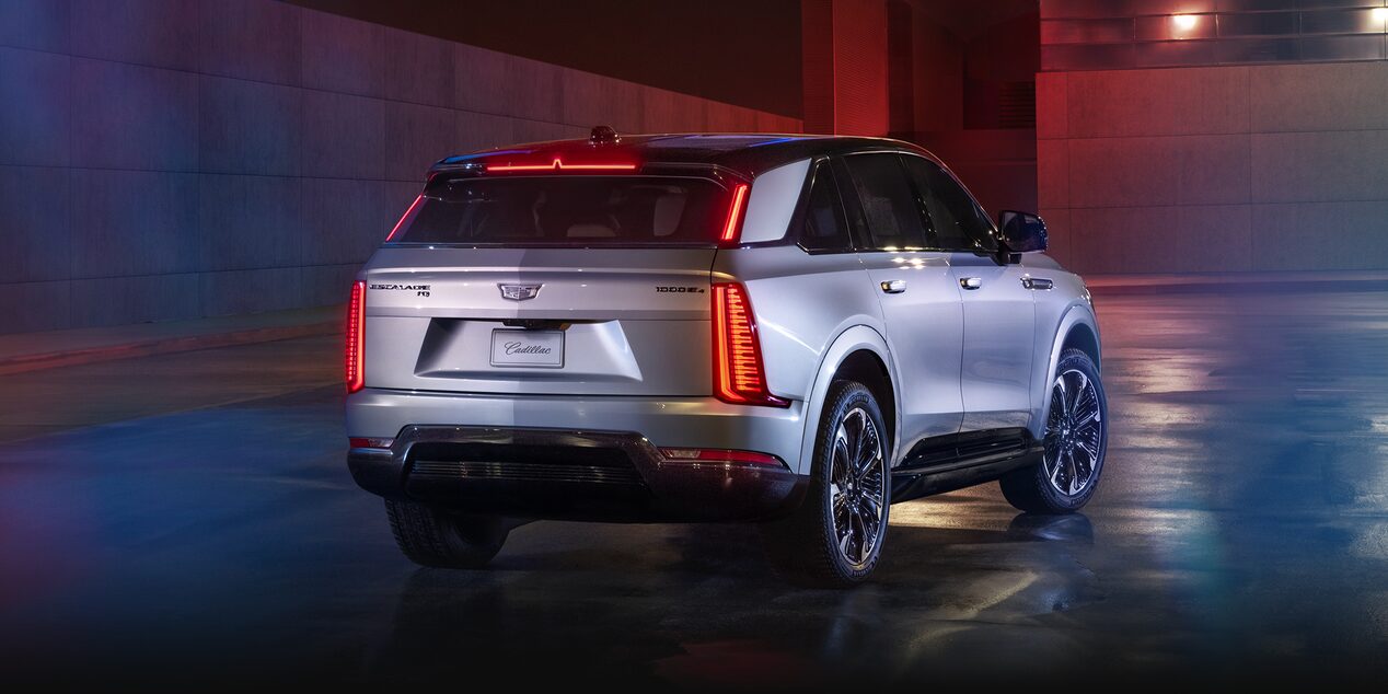 Vue latérale arrière du Cadillac Escalade IQ stationné dans la rue la nuit.