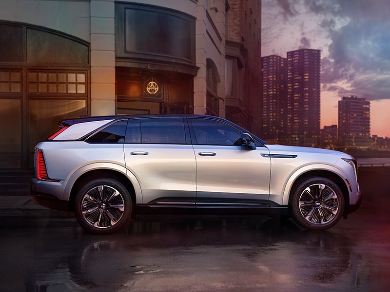 Vue latérale du Cadillac Escalade IQ stationné devant un bâtiment.