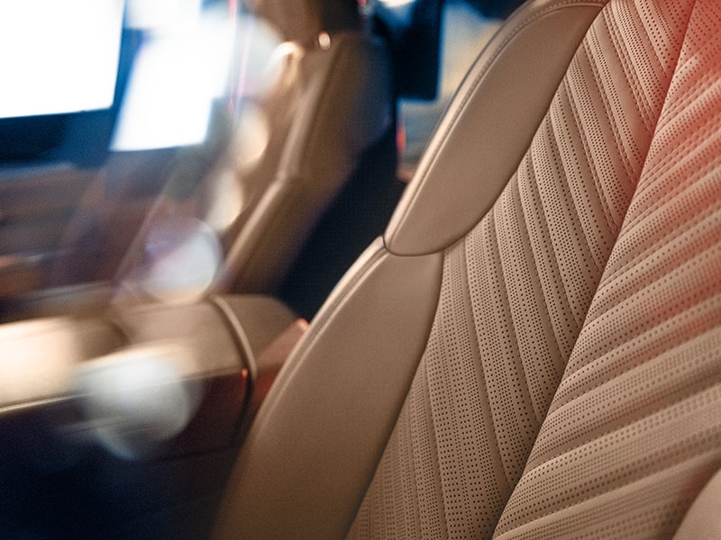 Vue rapprochée des sièges confortables du Cadillac Escalade IQ.