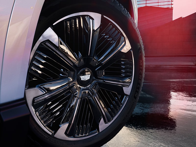 Vue rapprochée des roues métalliques du Cadillac Escalade IQ.