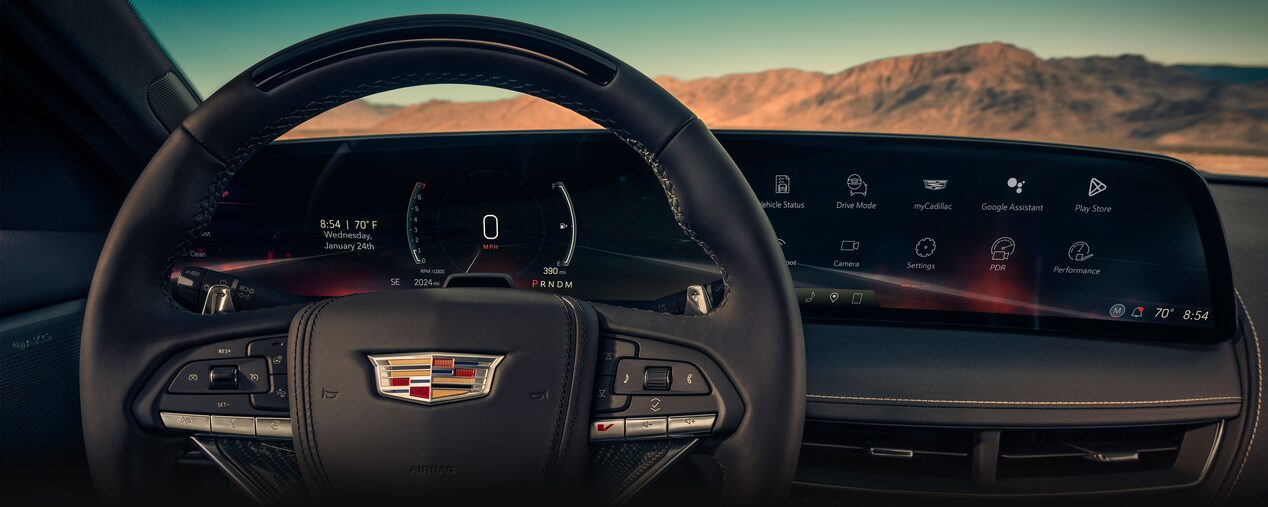 Tableau de bord de la Cadillac CT5-V 2025 avec le volant et le système d’infodivertissement.
