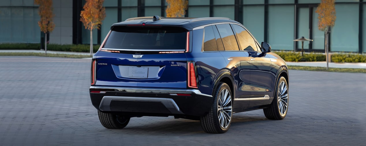 Vue arrière des feux arrière orientés vers l’avant du Cadillac VISTIQ 2025.