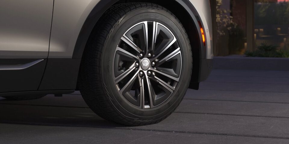 Roue de série du Cadillac LYRIQ 2023.