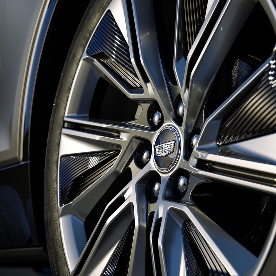 Plan rapproché d’une roue du Cadillac LYRIQ.