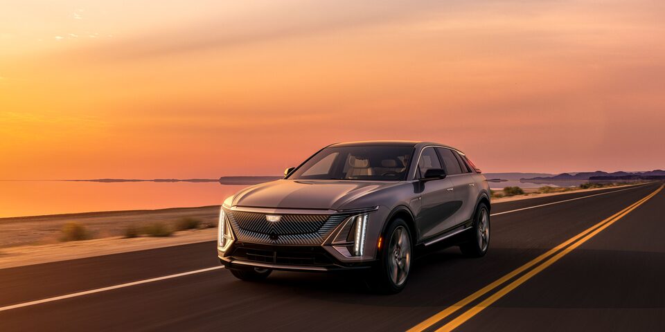 Cadillac LYRIQ 2023 sur la route : vue latérale avant.