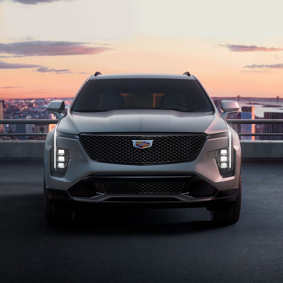 Vue avant du petit VUS de luxe Cadillac XT4 2024 redessiné.