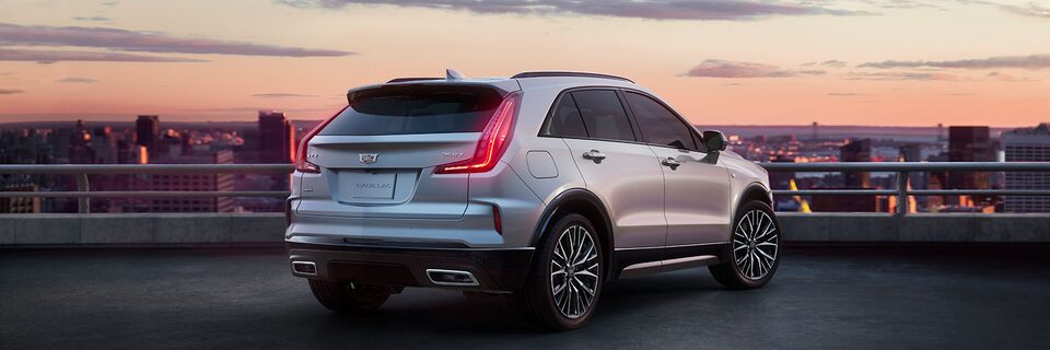 Vue arrière du petit VUS de luxe Cadillac XT4 2024 redessiné.