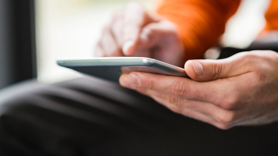 Une personne utilise l’application Cadillac.