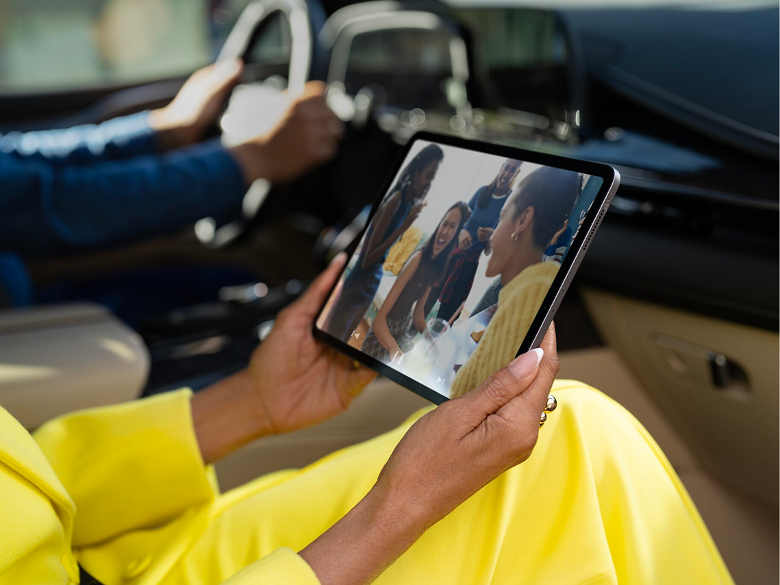 FeatureCards_Right Image_OnstarConnectPLus.png