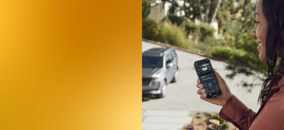 Application mobile myCadillac en cours d’utilisation : votre expérience de propriétaire Cadillac passe à un tout autre niveau avec les Services connectés de Cadillac.