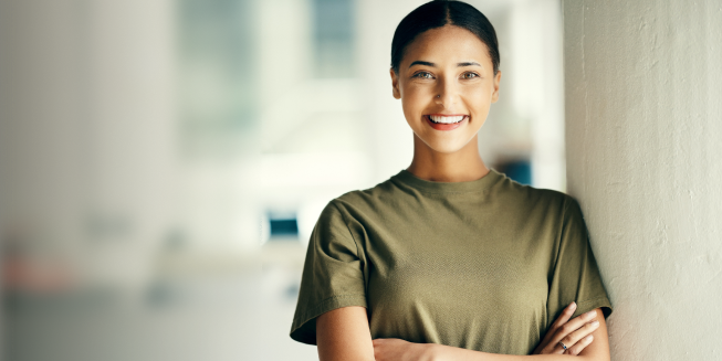 Une femme souriante qui fait partie des Forces canadiennes et qui est admissible au programme de prime des Forces canadiennes de Cadillac.