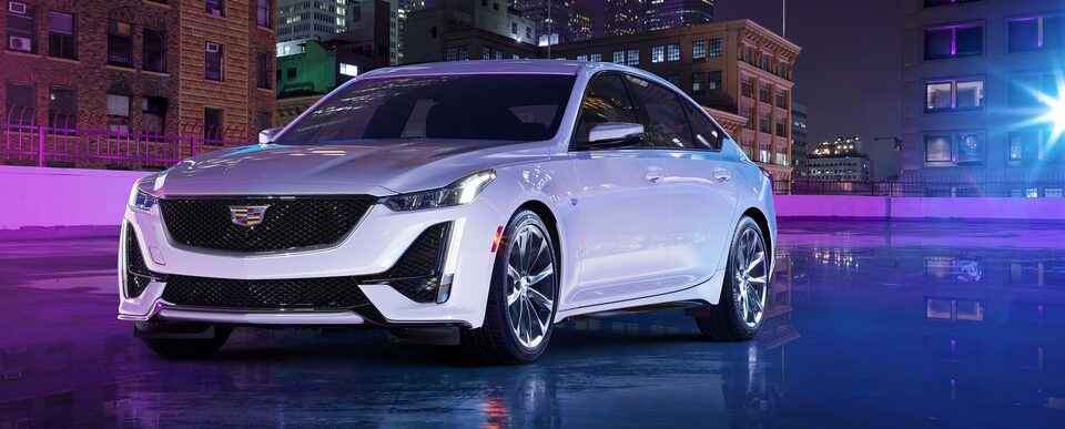 Vue avant de côté - Cadillac CT5 2020.