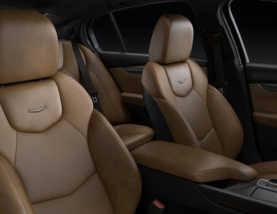 Vue intérieure sur les sièges de la Cadillac CT5 2020.