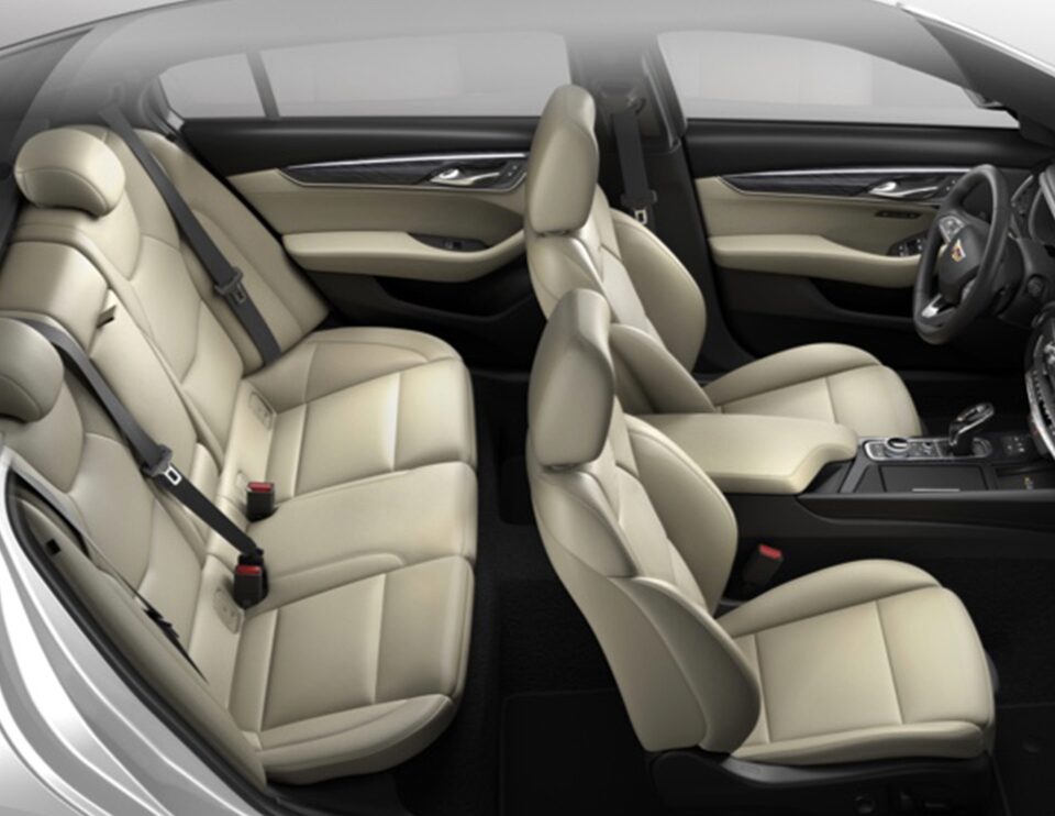Vue intérieure du Cadillac CT5.