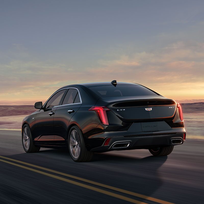 Cadillac CT4 2023 sur la route dans une vue panoramique.