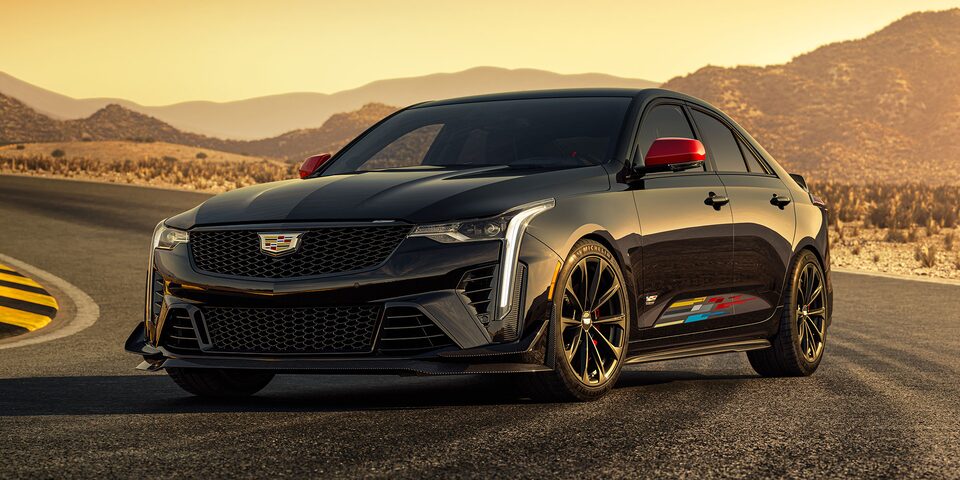 La 2024 CT4-V Blackwing Mondrian Impact Edition sur la route.