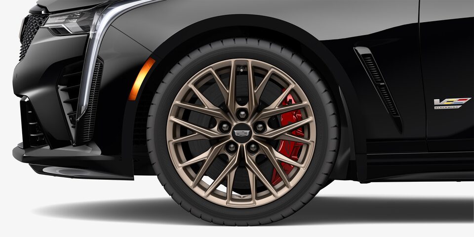 Les freins Brembo haute performance ornés d'étriers de frein rouges de la 2024 CT4-V Blackwing.