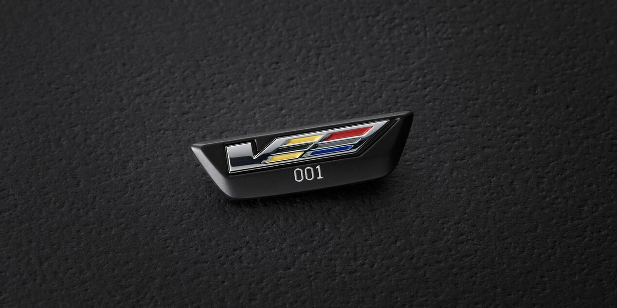 Plaque de sérialisation qui ornera le volant de la 2024 CT4-V Blackwing Mondrian Edition.