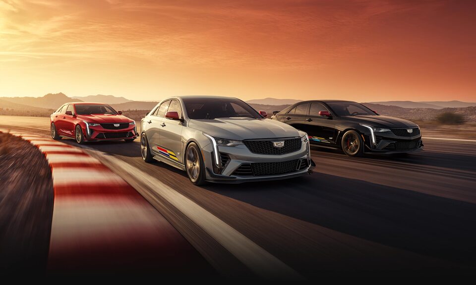 Un trio de la 2024 CT4-V Blackwing Mondrian roulant sur la route.