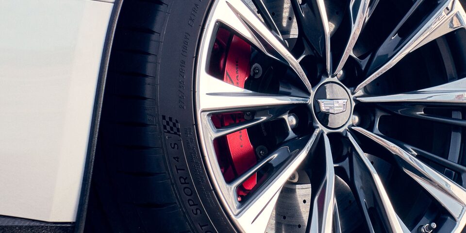 Freins de performance Brembo de la Cadillac CT5 2024 de série V.