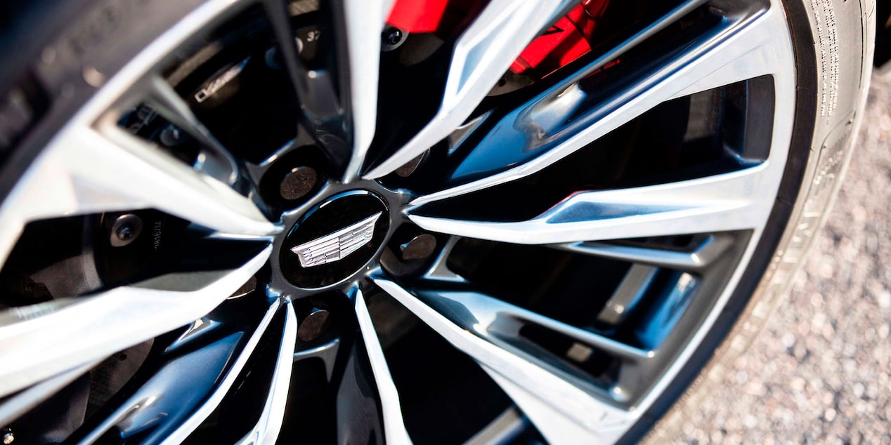 Vue rapprochée d’une roue légère de la Cadillac CT5-V 2024.