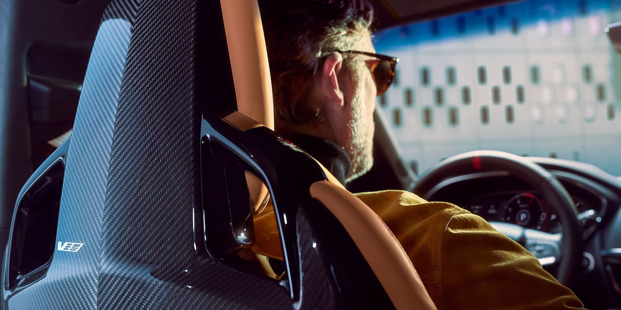 Arrière du siège du conducteur de la Cadillac CT5-V 2024.