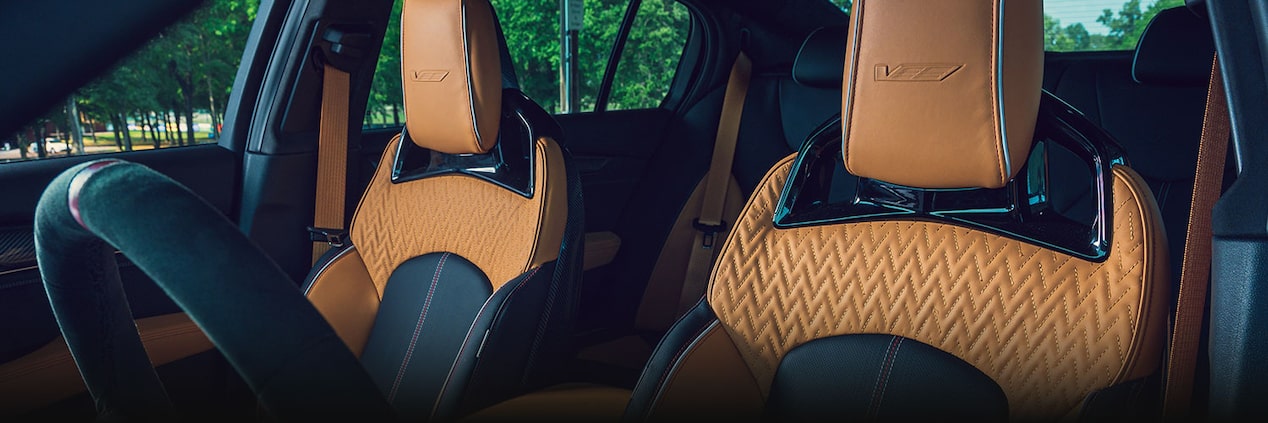 Sièges avant en cuir de la Cadillac CT5-V 2024.