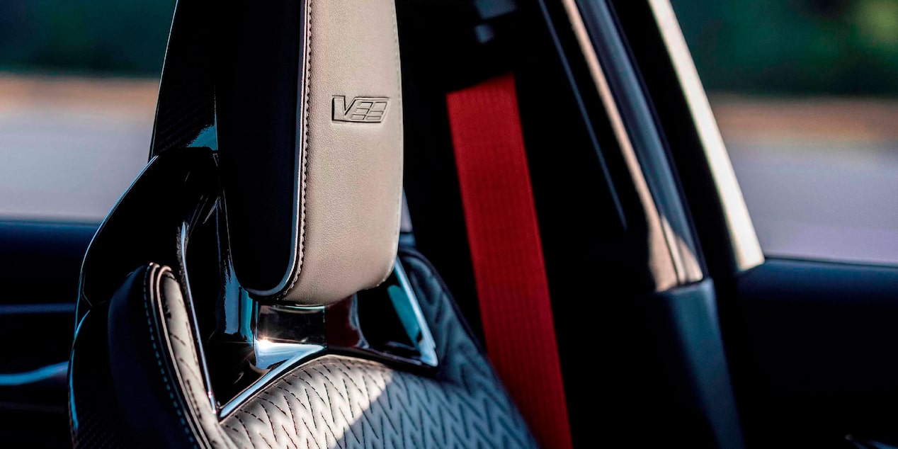 Ceinture de sécurité rouge flamme de la Cadillac CT5-V 2024.