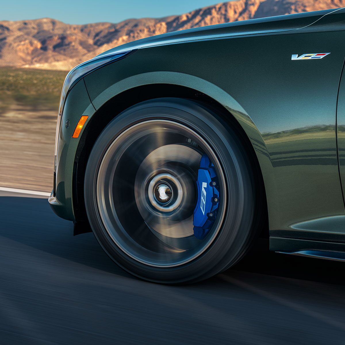 Vue rapprochée des roues de la Cadillac CT5-V 2025 en mouvement.