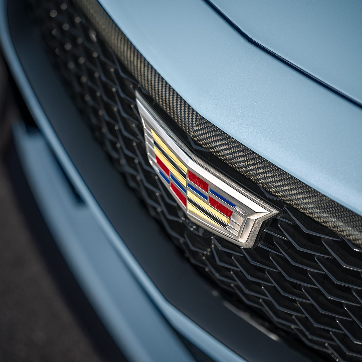 Vue rapprochée de l’emblème Cadillac sur la calandre de la Cadillac CT5-V 2025.