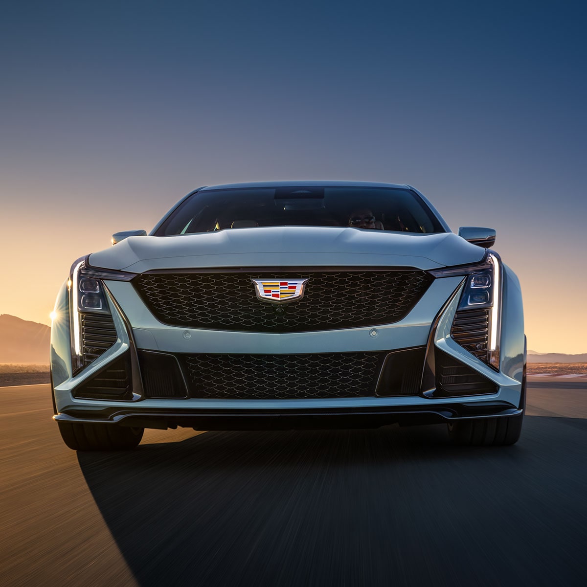 Vue avant de la Cadillac CT5-V 2025 stationnée dans une région aride.