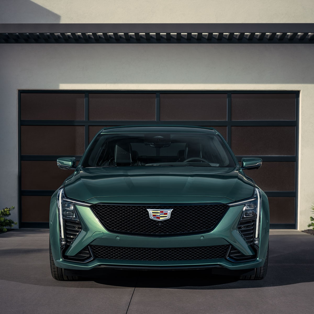Vue avant de la Cadillac CT5-V 2025 stationnée devant une maison.