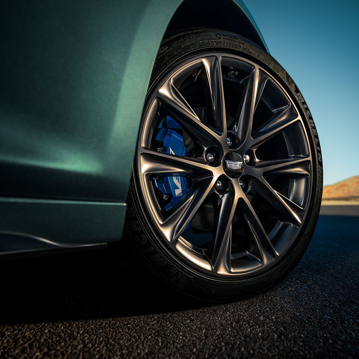 Vue rapprochée des roues en aluminium de la Cadillac CT5-V 2025.