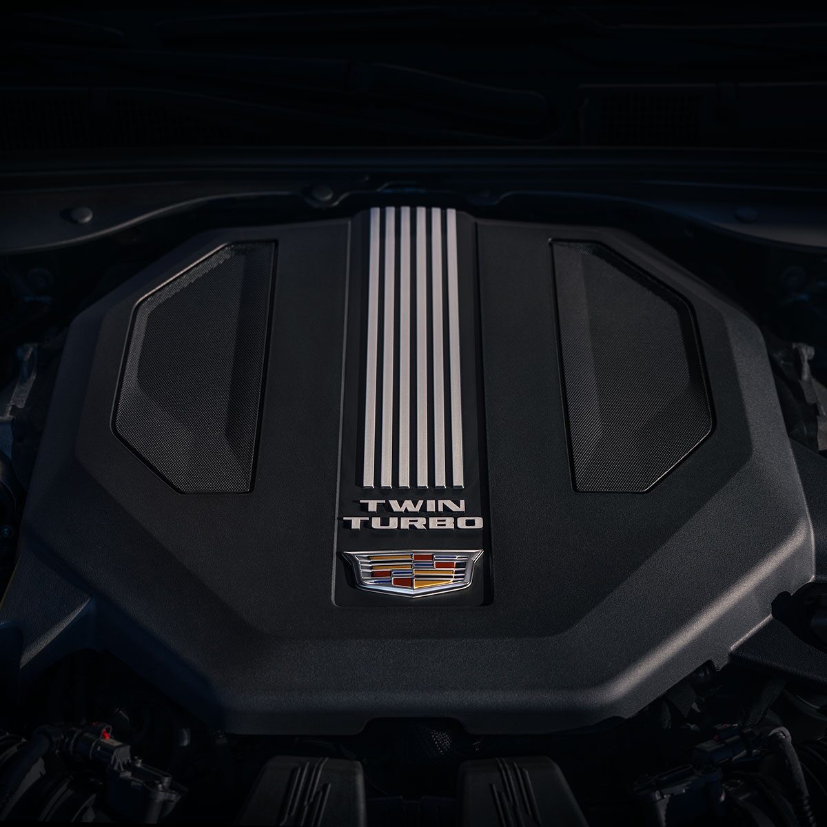 Vue rapprochée du moteur biturbo de la Cadillac CT5-V 2025.