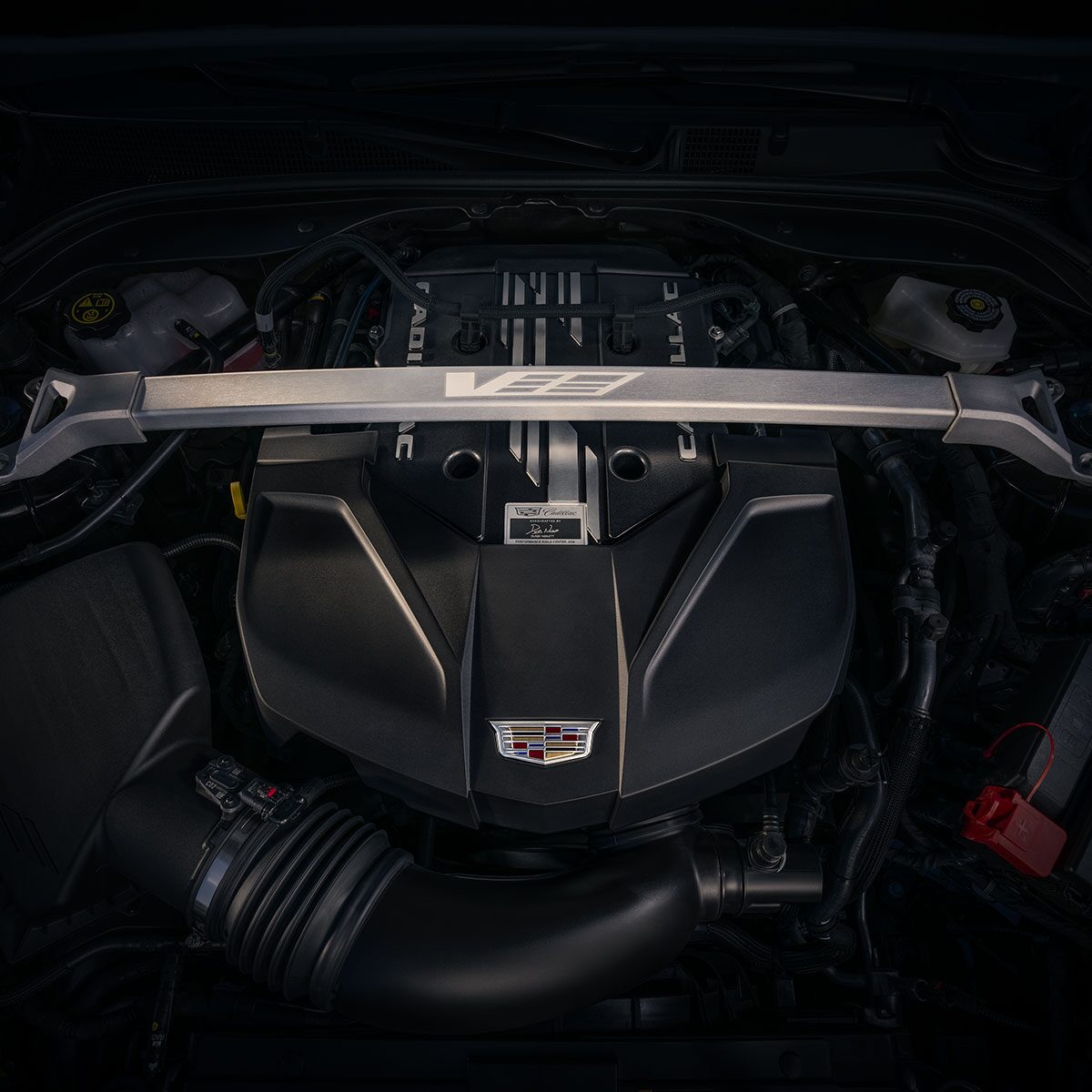 Vue rapprochée du moteur de la Cadillac CT5-V 2025.
