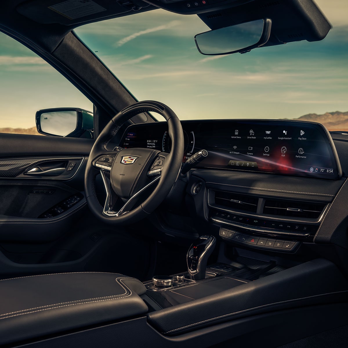 Vue latérale avant de l’habitacle côté conducteur de la Cadillac CT5-V 2025.