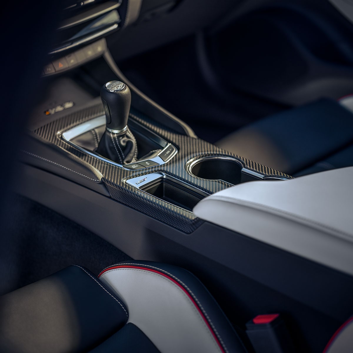 Vue rapprochée du levier de vitesse de la Cadillac CT5-V 2025.
